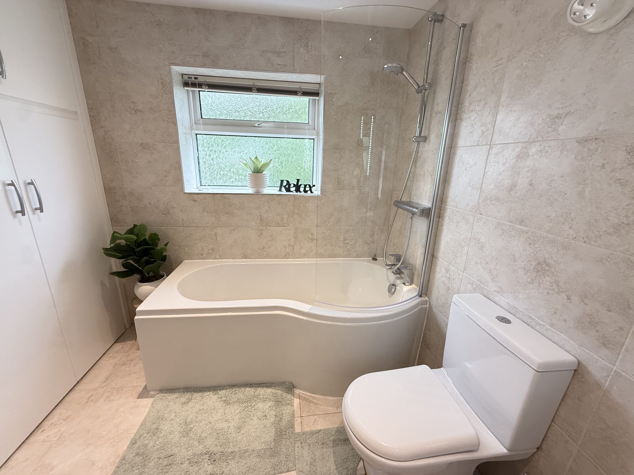 Family bathroom at 10 Cardan Drive, Ilkley