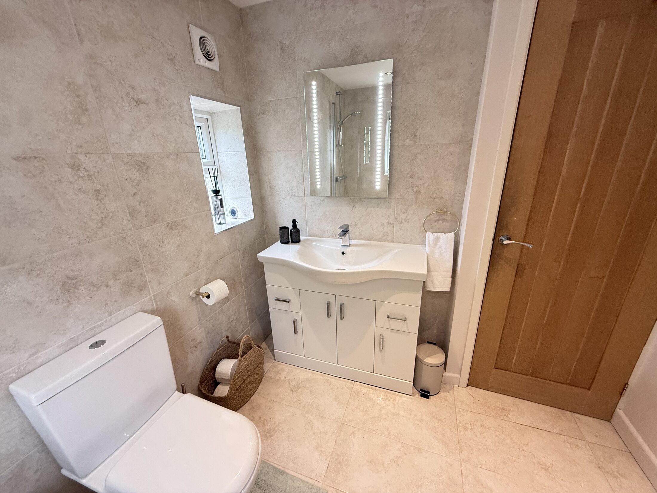 Family bathroom at 10 Cardan Drive, Ilkley